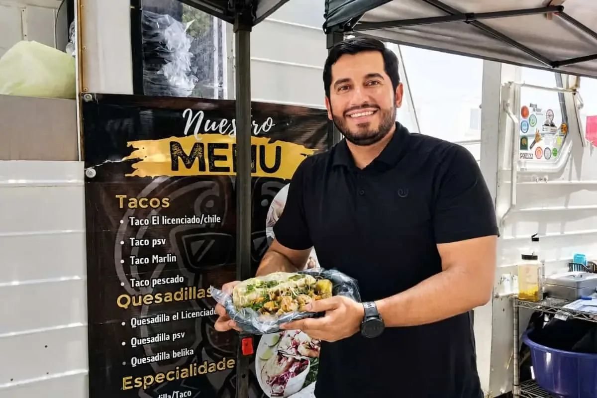 Jonathan Rodríguez Castro combina su carrera legal con su amor por la gastronomía, creando un foodtruck popular en Culiacán.