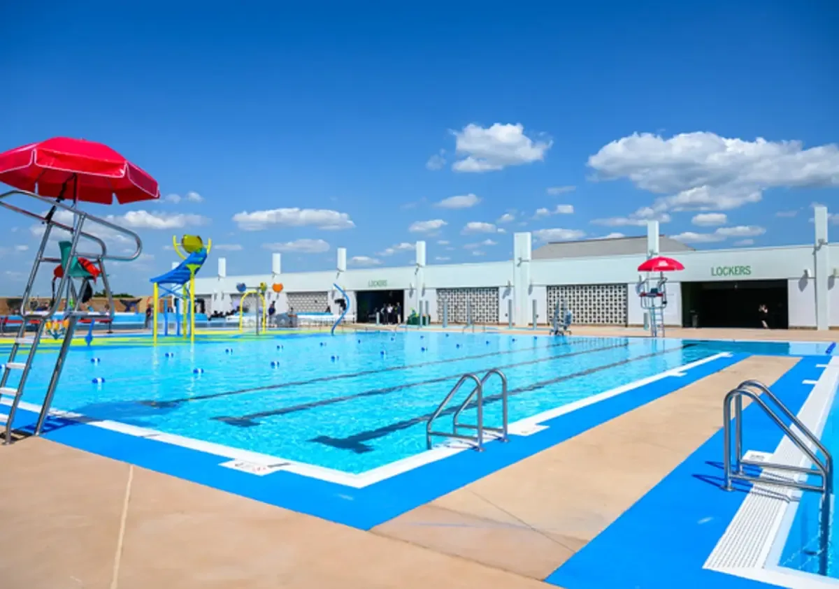Nueva York inaugura un espacio recreativo con énfasis en la seguridad acuática y el aprendizaje de natación.