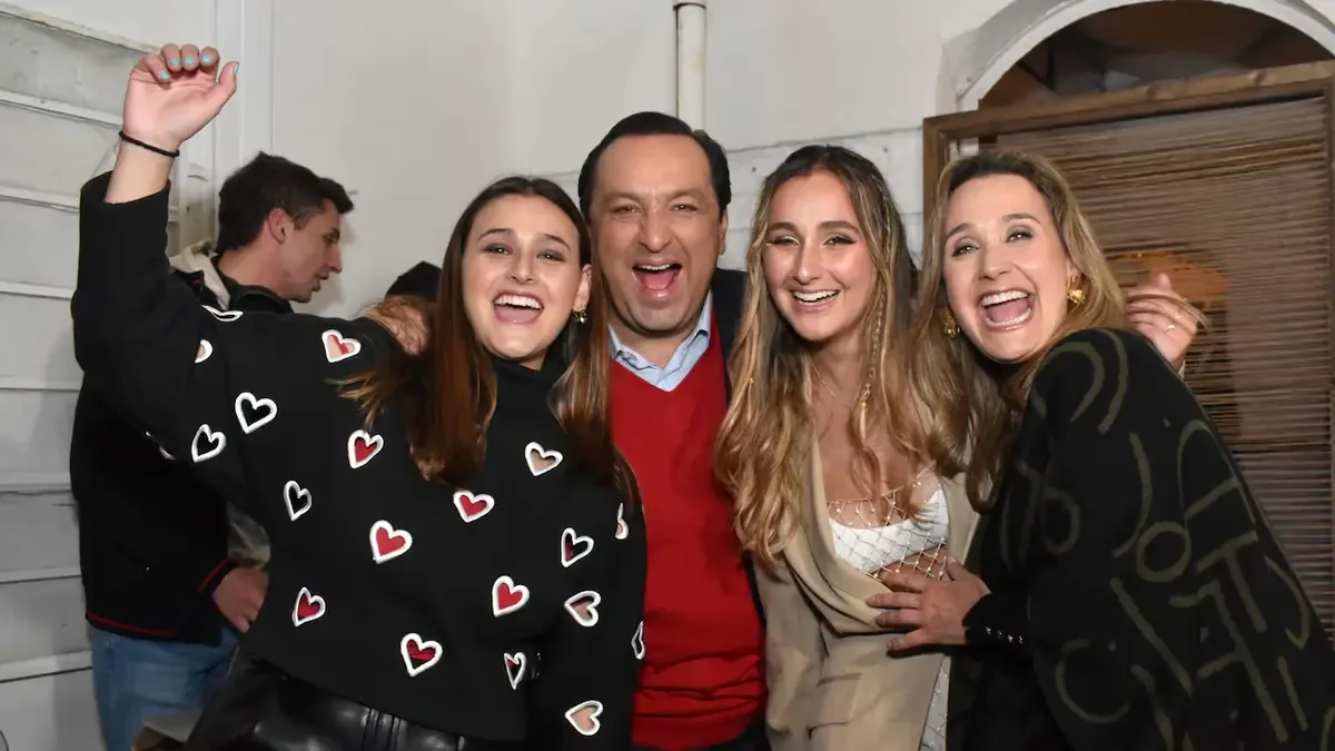 La defensa del periodista se apoya en la reafirmación de su inocencia mientras recibe respaldo familiar.