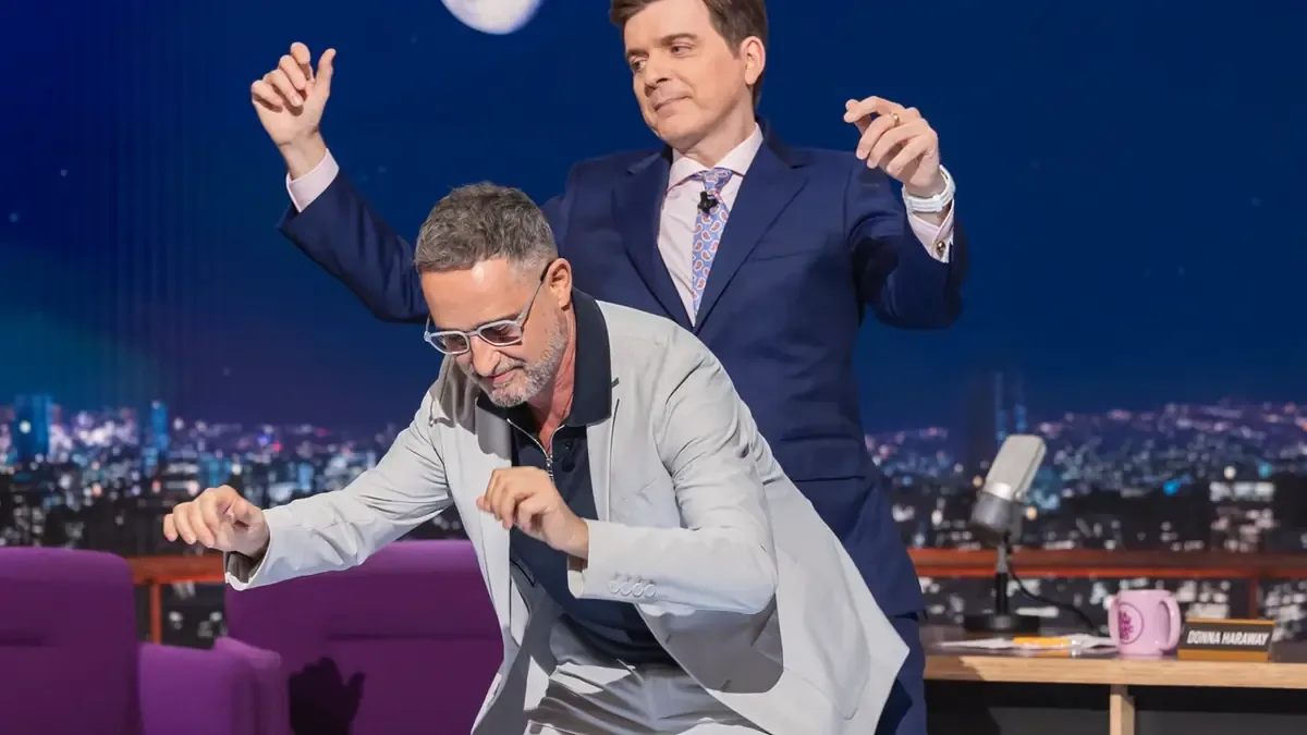 Durante un programa, Jorge Drexler se une a Marc Giró para interpretar su versión de 'Yo perrea sola'.
