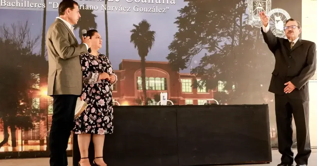 La Universidad Autónoma de Coahuila presenta a su nuevo director, quien tiene el compromiso de fortalecer la educación en la preparatoria.