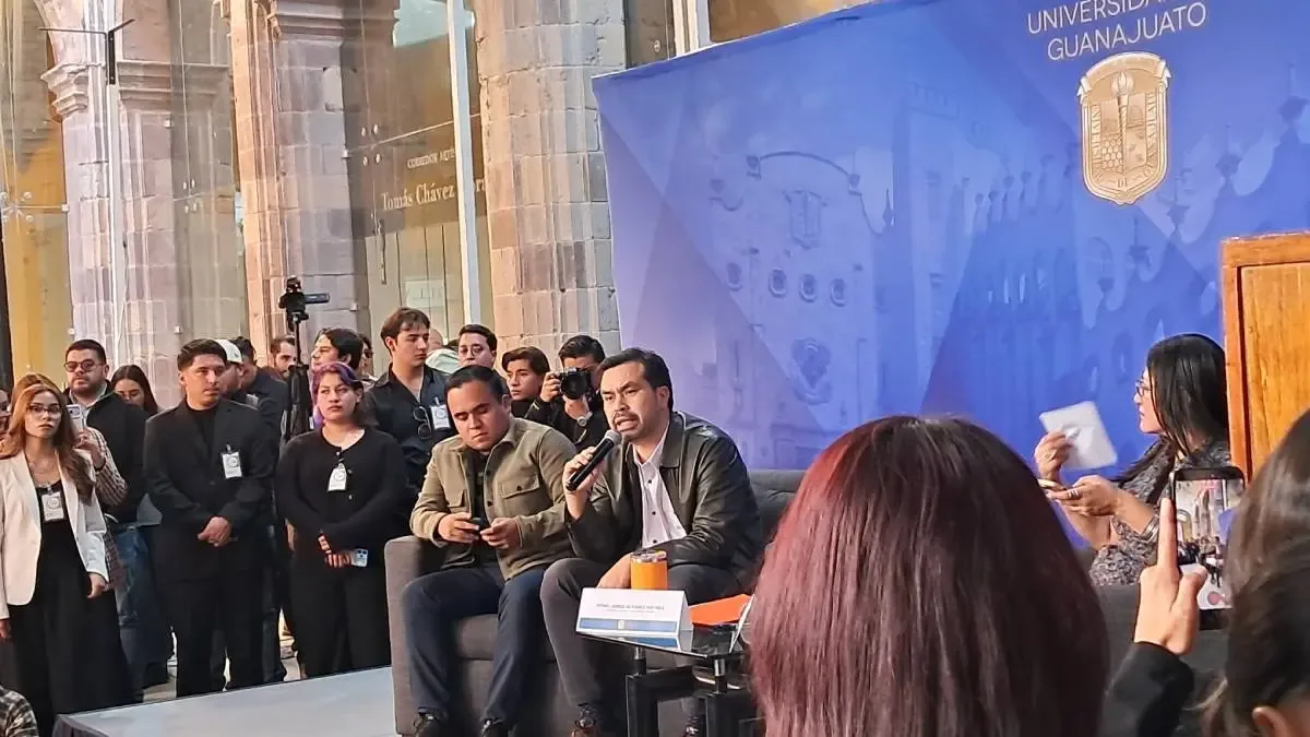 Jorge Álvarez Máynez habla sobre Alejandra Gutiérrez durante un evento en Guanajuato.