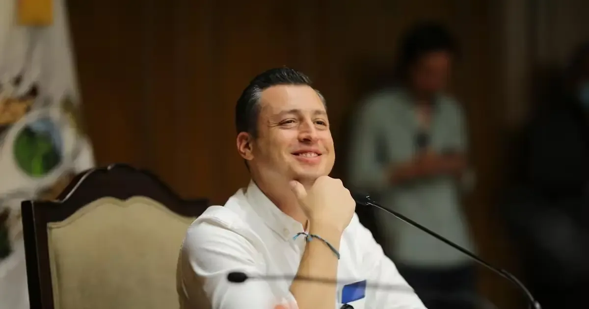 Jorge Álvarez Máynez, líder de Movimiento Ciudadano, apoya a Colosio en su posible búsqueda de la gubernatura en 2027.