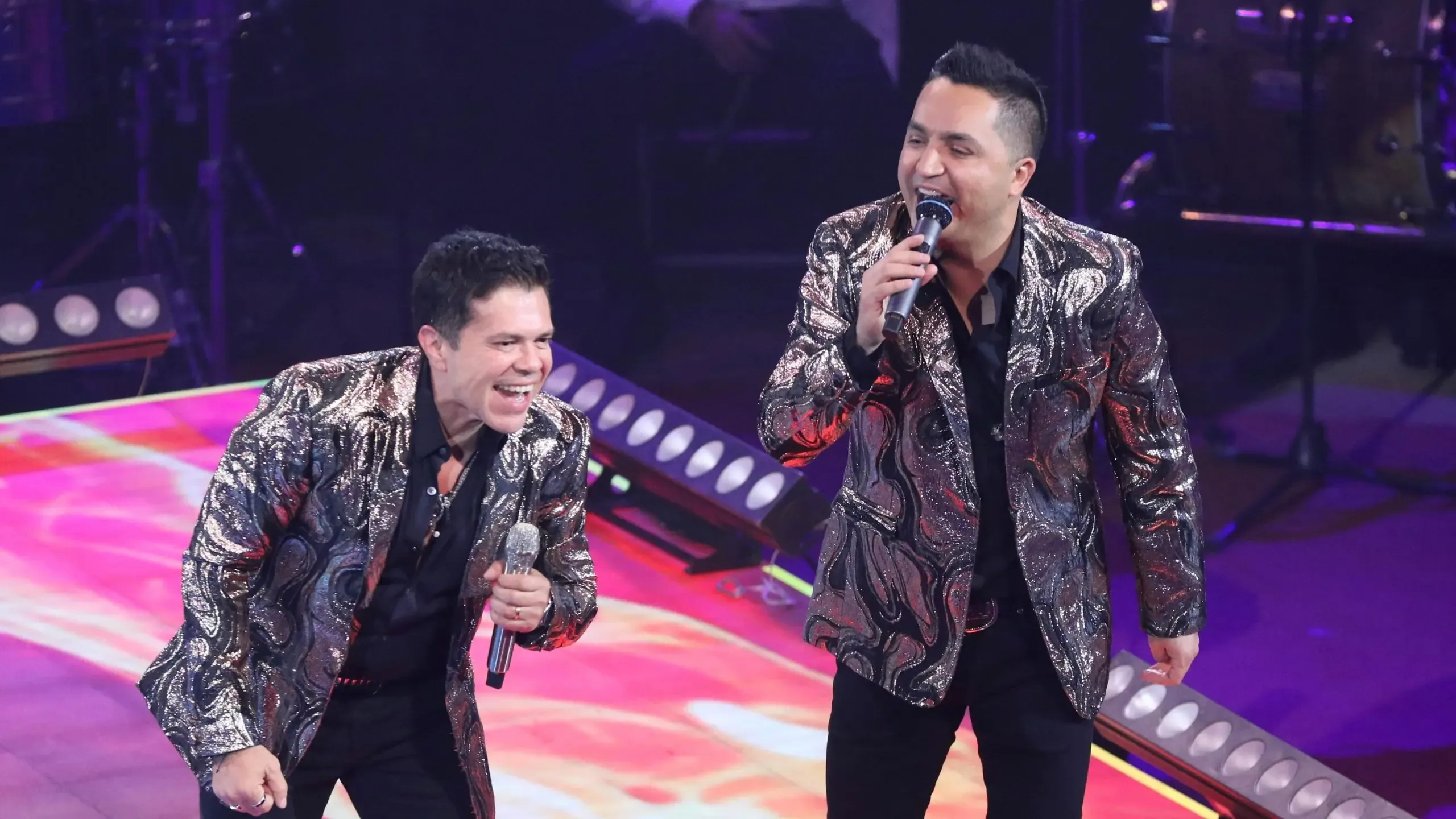 Jorge Medina y Josi Cuen saludan al público en el Palenque de León.