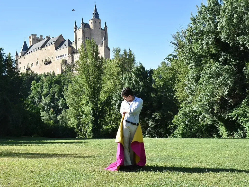 El joven torero segoviano se presenta con picadores en Alba de Tormes, representando a su ciudad con gran orgullo.