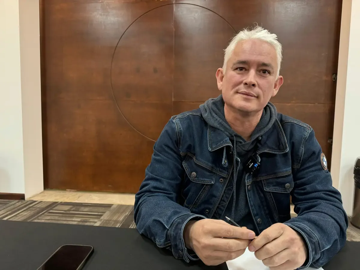 El político anunció su decisión tras perder la coordinación estatal y reafirmó su intención de regresar al Congreso de Baja California.
