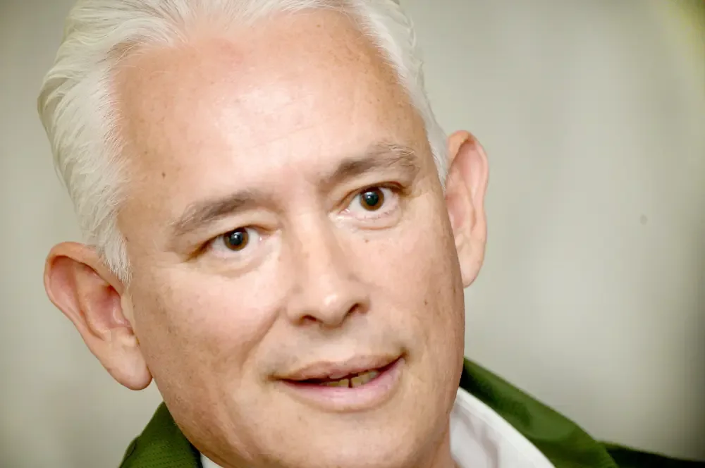El aspirante a gobernador de Baja California busca despejar dudas sobre su relación con el crimen organizado.