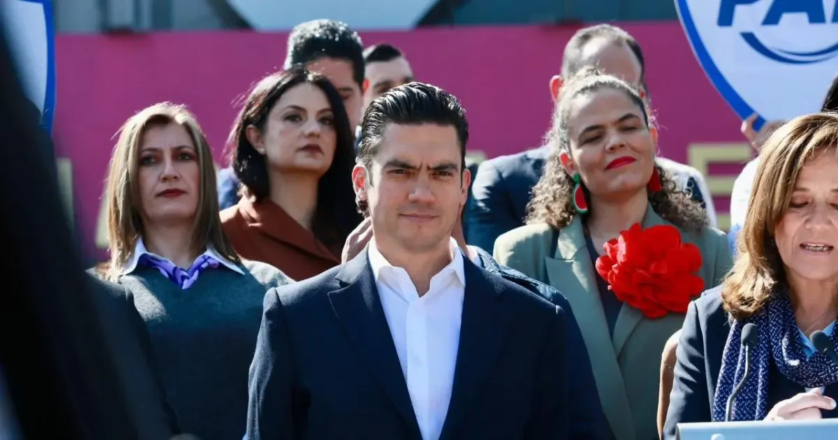 Jorge Romero, presidente del PAN, durante la protesta en el INE.