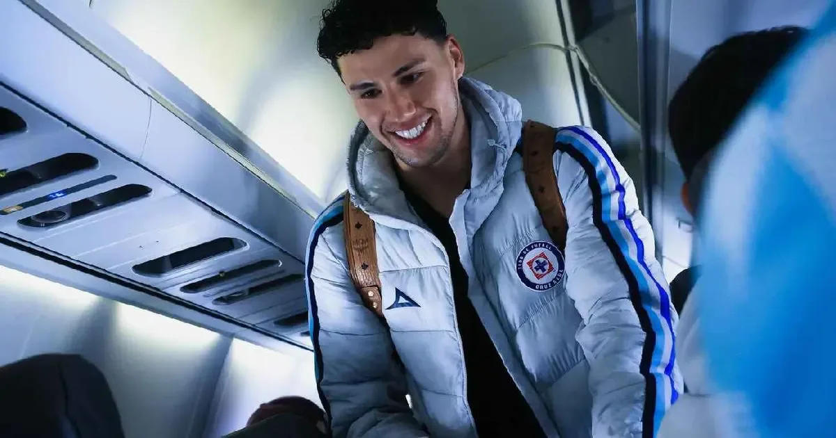 Jorge Sánchez arribando al aeropuerto de Thessaloniki para firmar con el PAOK.