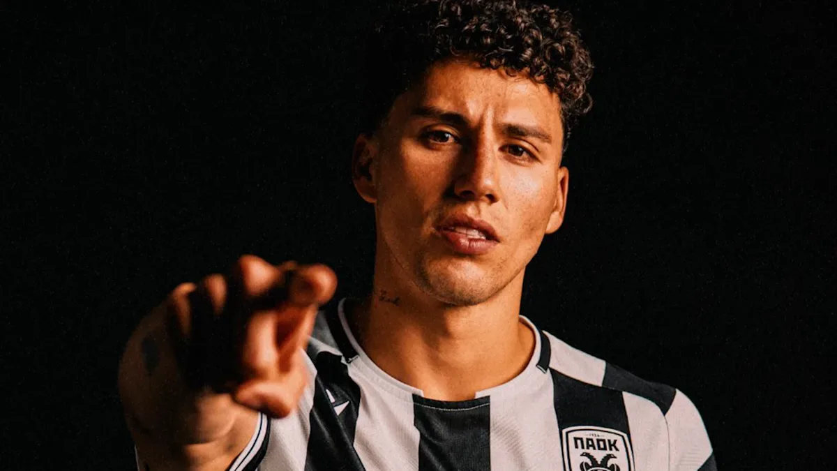 Jorge Sánchez durante su presentación con el club griego PAOK.