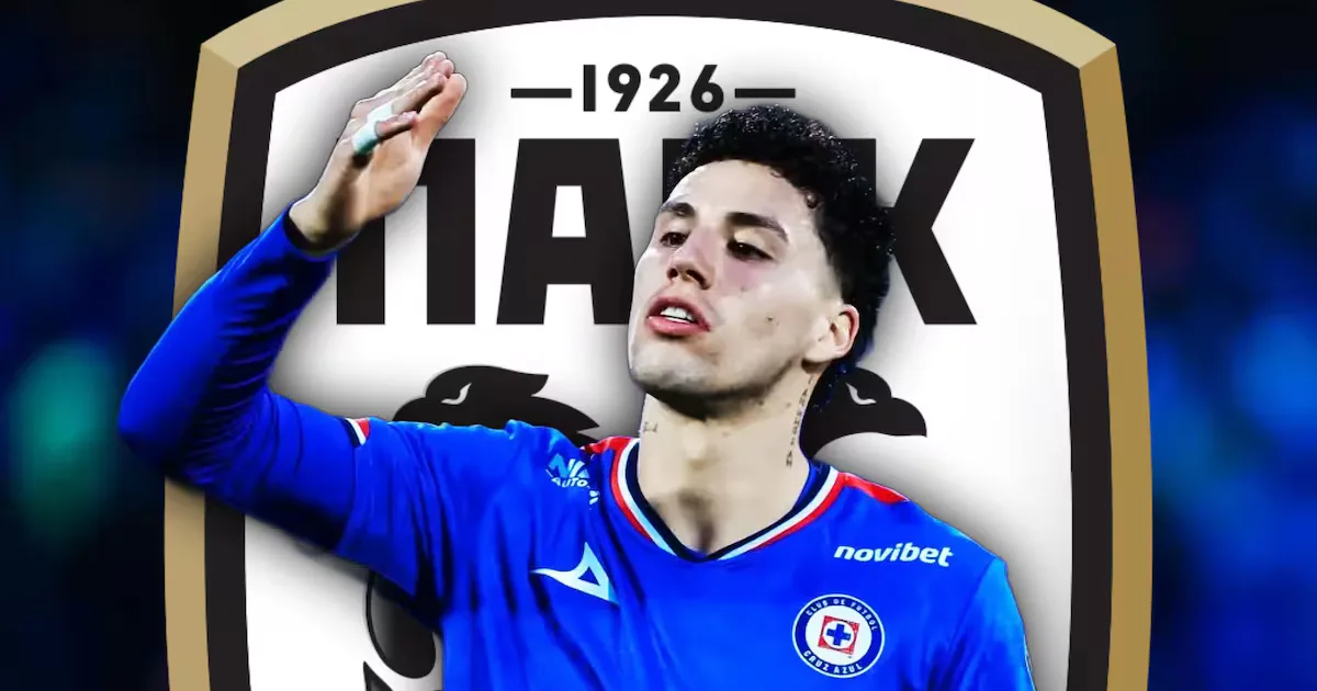 Jorge Sánchez, lateral de Cruz Azul, en acción durante un partido reciente.