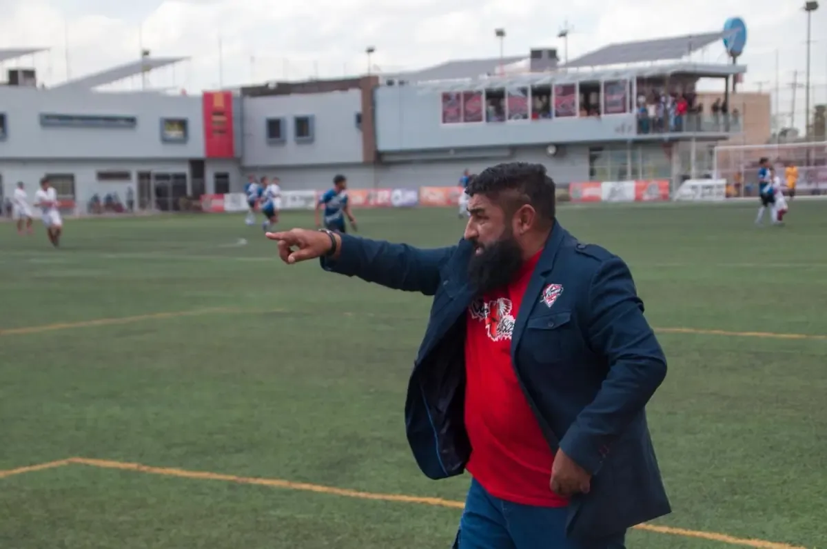 El entrenador Jorge Villa lidera el debut de La Tribu en la Serie A de la Liga Premier tras un ascenso logrado.