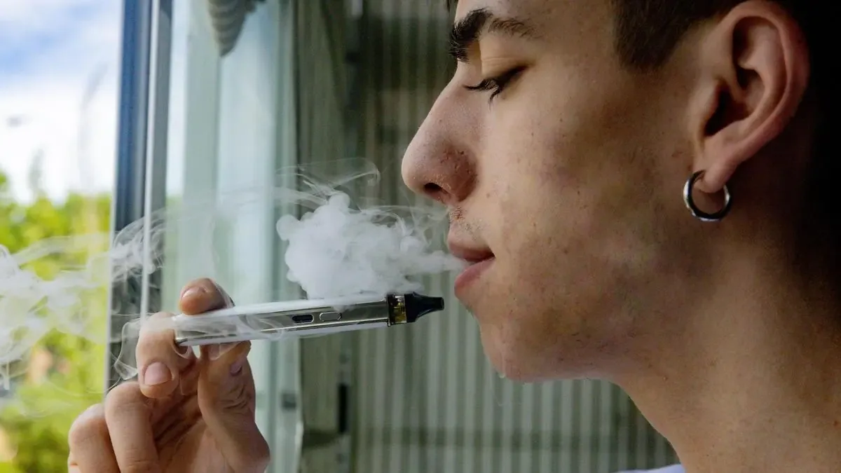 La Asociación Española Contra el Cáncer concientiza sobre los riesgos del tabaco y nuevos dispositivos en jóvenes.