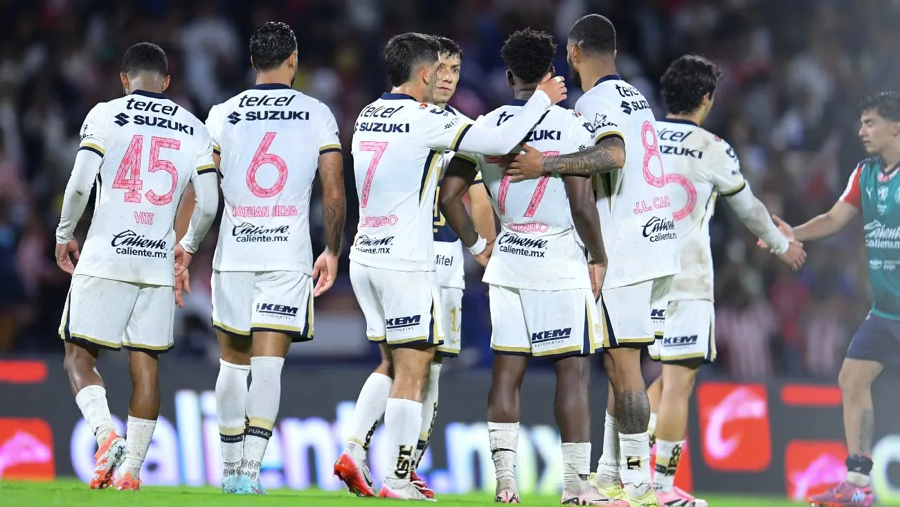 José Caicedo bajo la presión de la afición durante un partido de Pumas.
