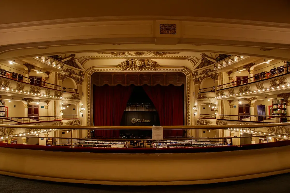 El comunicador cautiva a los asistentes con su mensaje de superación y entusiasmo en el Ateneo Cultural y Mercantil.