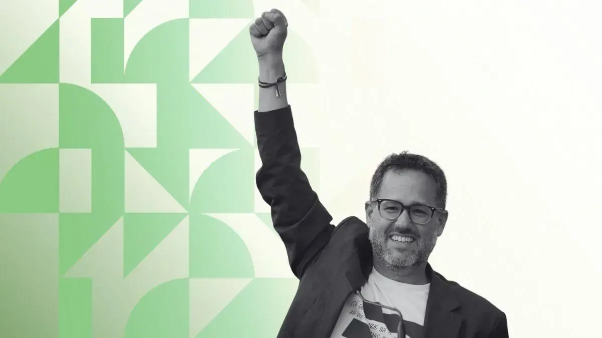 Su enfoque positivo lo distingue en la política andaluza y promete un cambio.