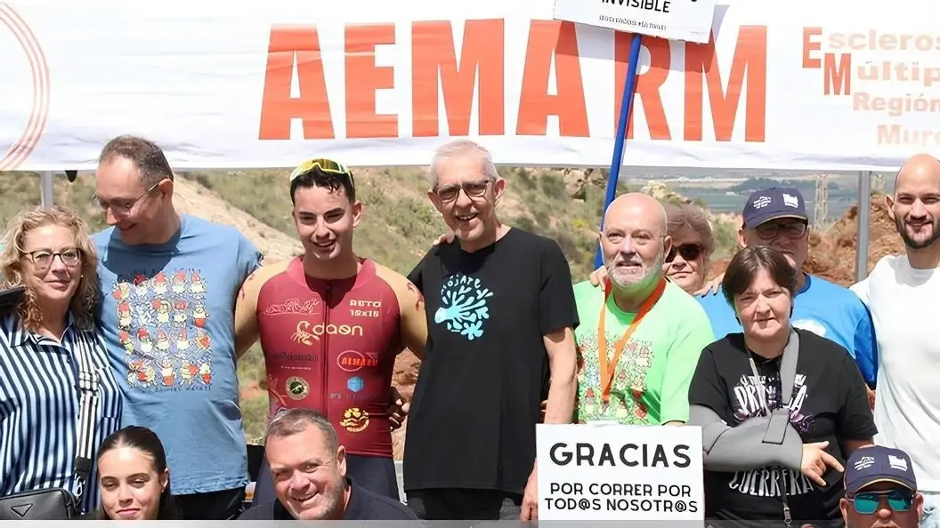 Un triatleta recorre España para visibilizar la esclerosis múltiple e inspirar a quienes conviven con la enfermedad.