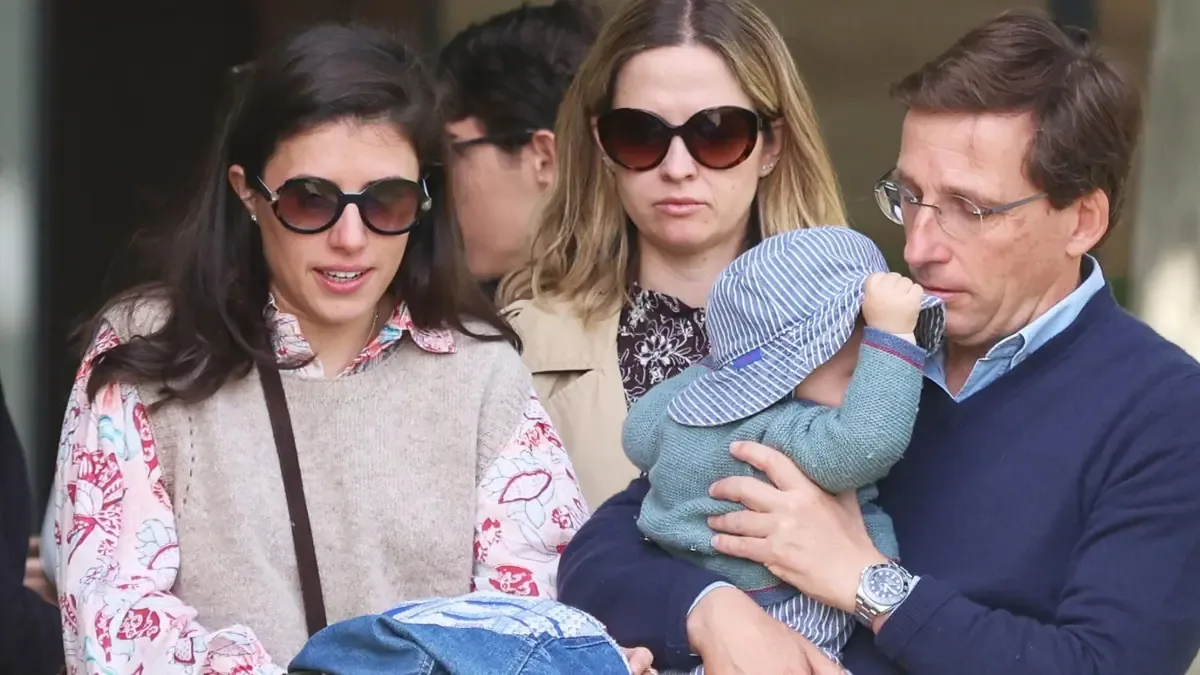 La pareja y su hijo Lucas comparten momentos entrañables en un evento hípico.