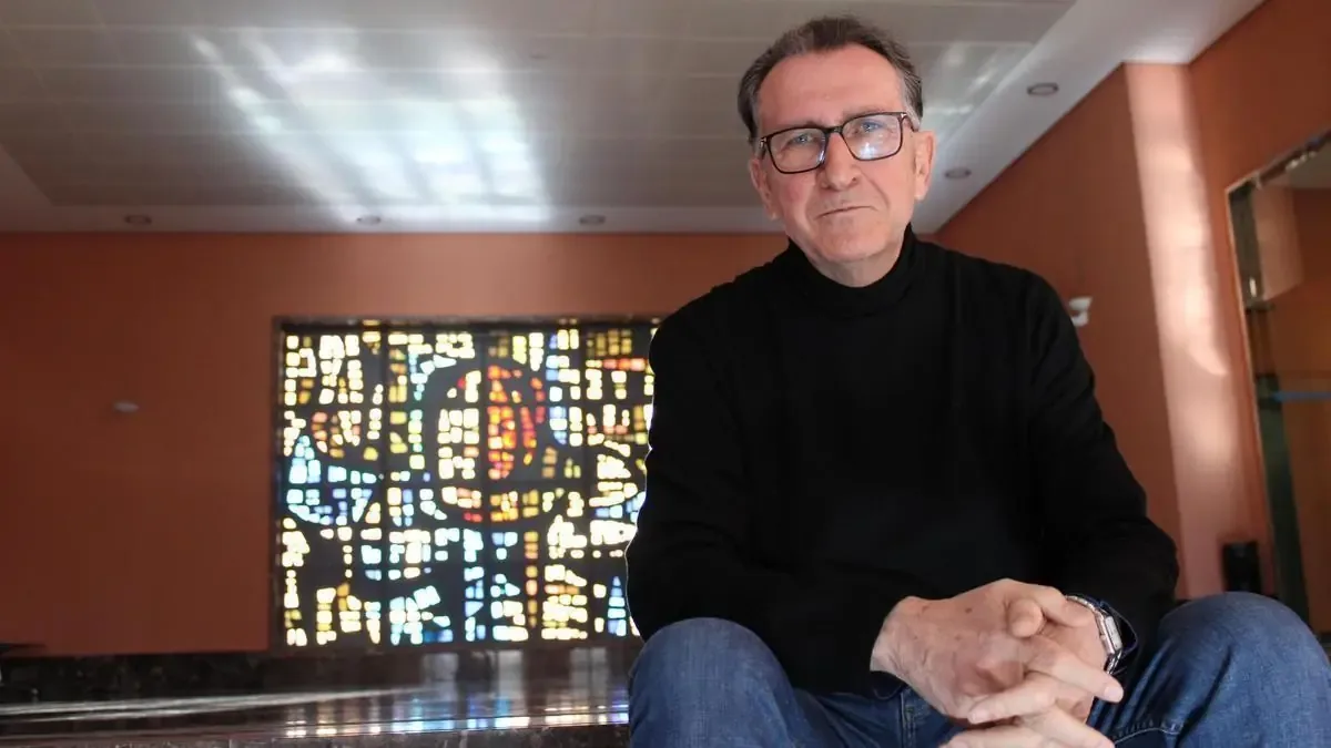 Su trayectoria académica refleja los cambios en la educación y el compromiso con la lengua.