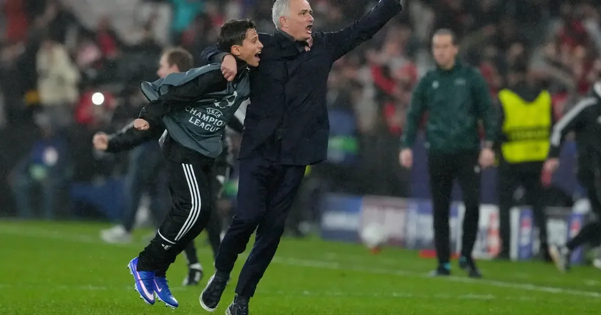 José Mourinho celebra tras la victoria del Benfica ante el Real Madrid en Da Luz.