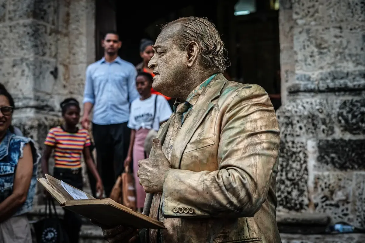 El reconocimiento destaca la trayectoria del poeta y ensayista dominicano, referente en la literatura contemporánea.