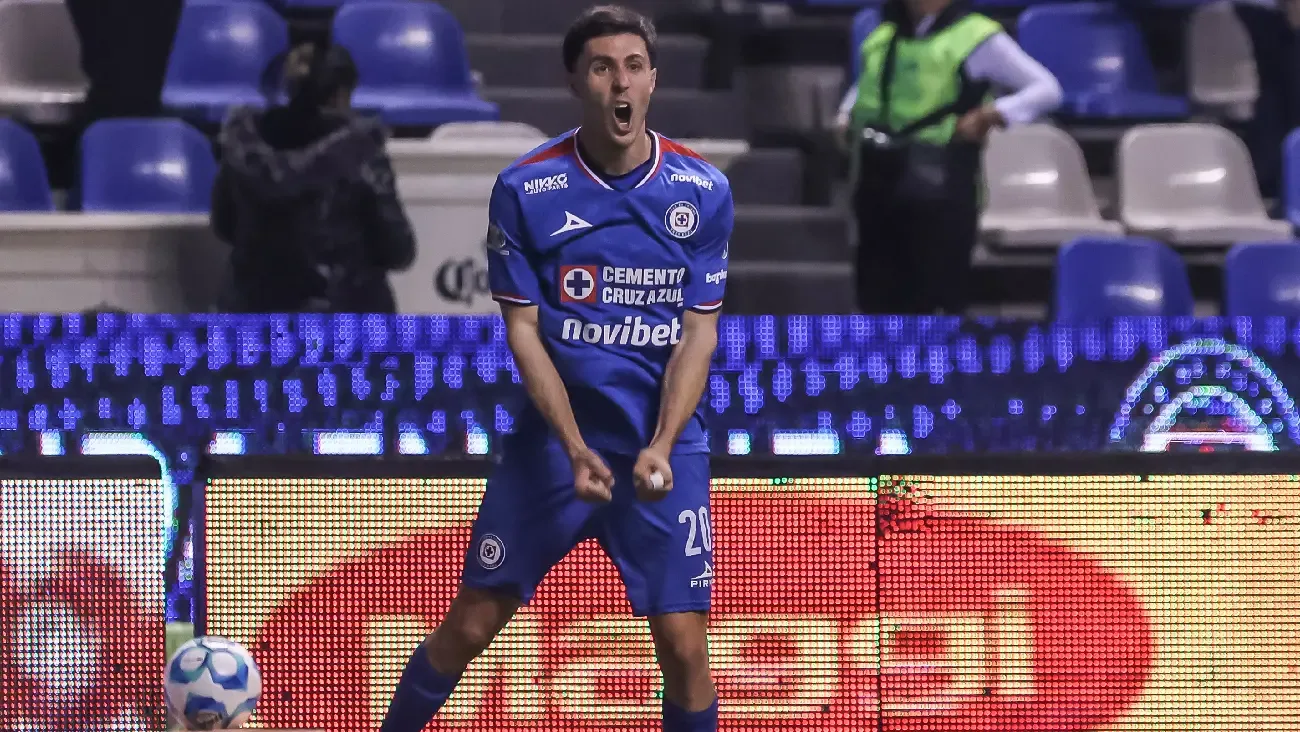 José Paradela celebra su gol durante el partido entre Cruz Azul y Puebla.