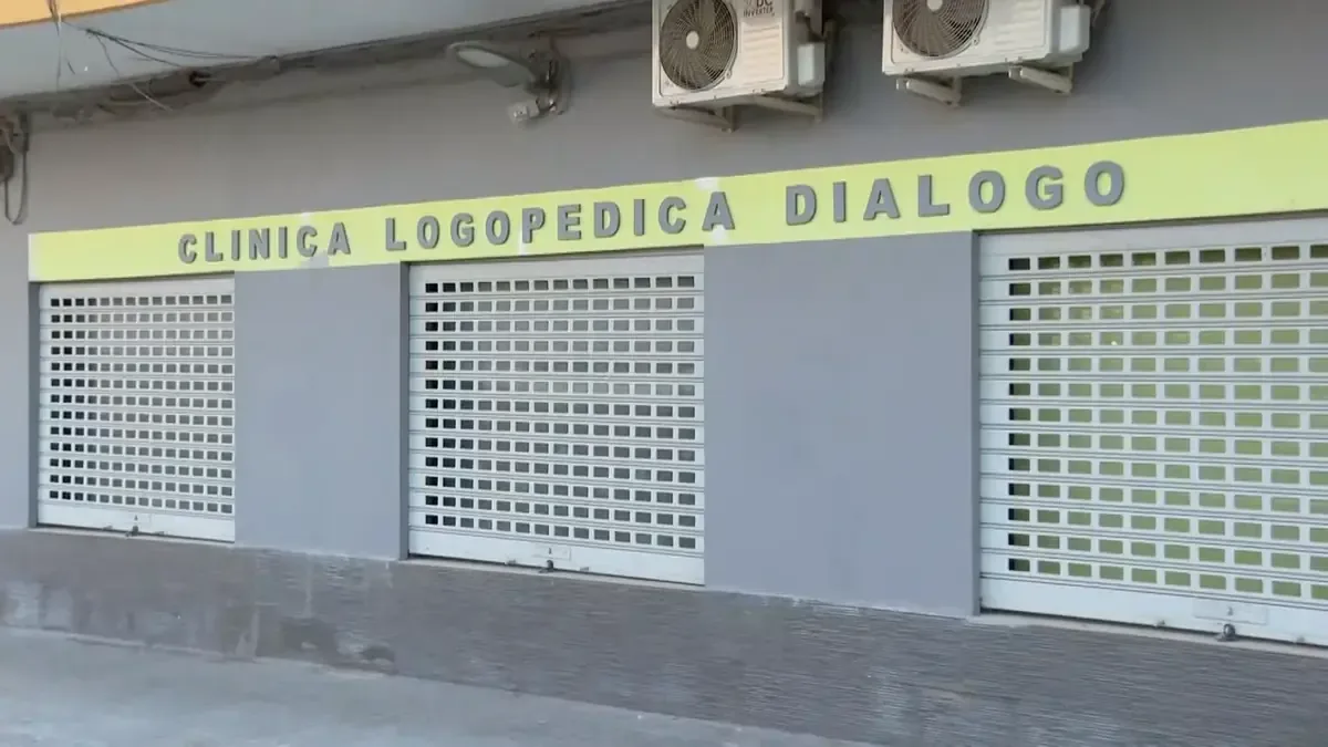 Un padre arremete contra el especialista tras ver a su hijo semidesnudo.