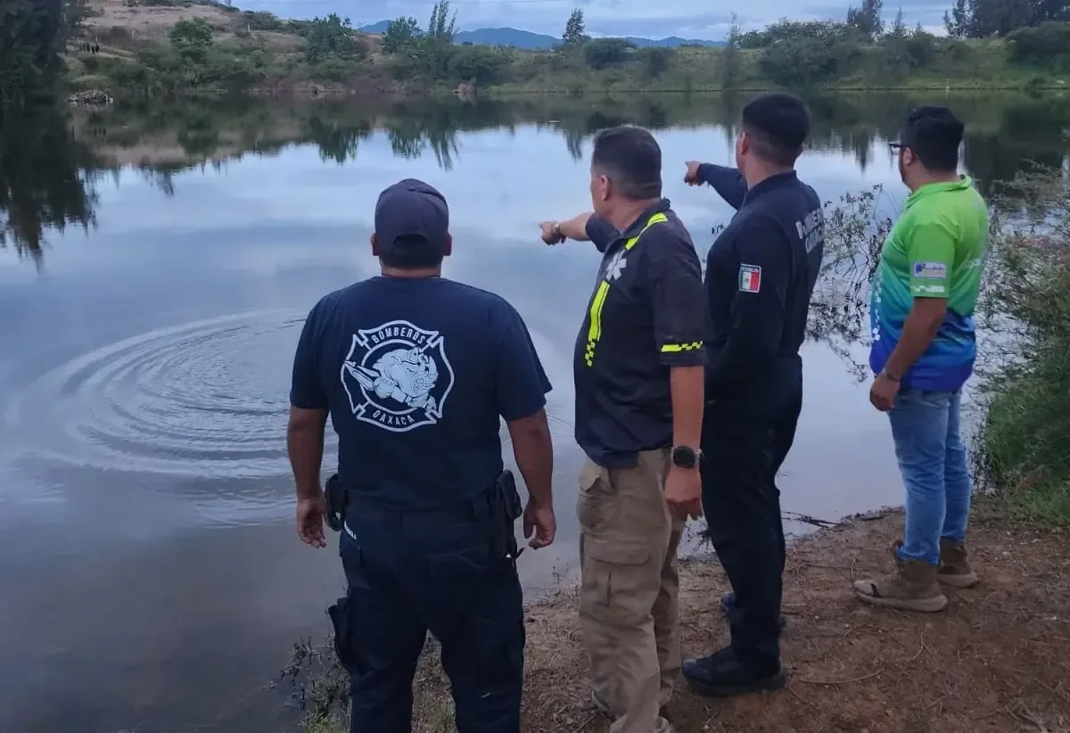 La tragedia ocurrió en San Francisco Lachigoló, cuando un joven desapareció en el agua y fue rescatado por buzos.