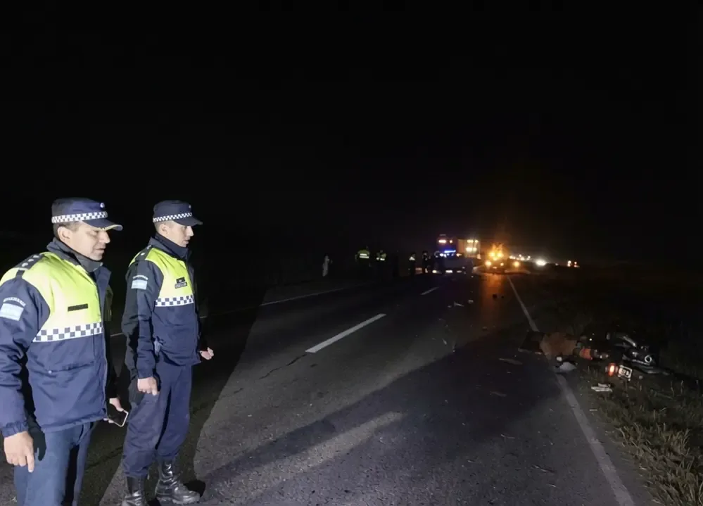 Un choque entre motocicletas dejó un fatal saldo y un herido grave en Leales, mientras las autoridades investigan las causas.