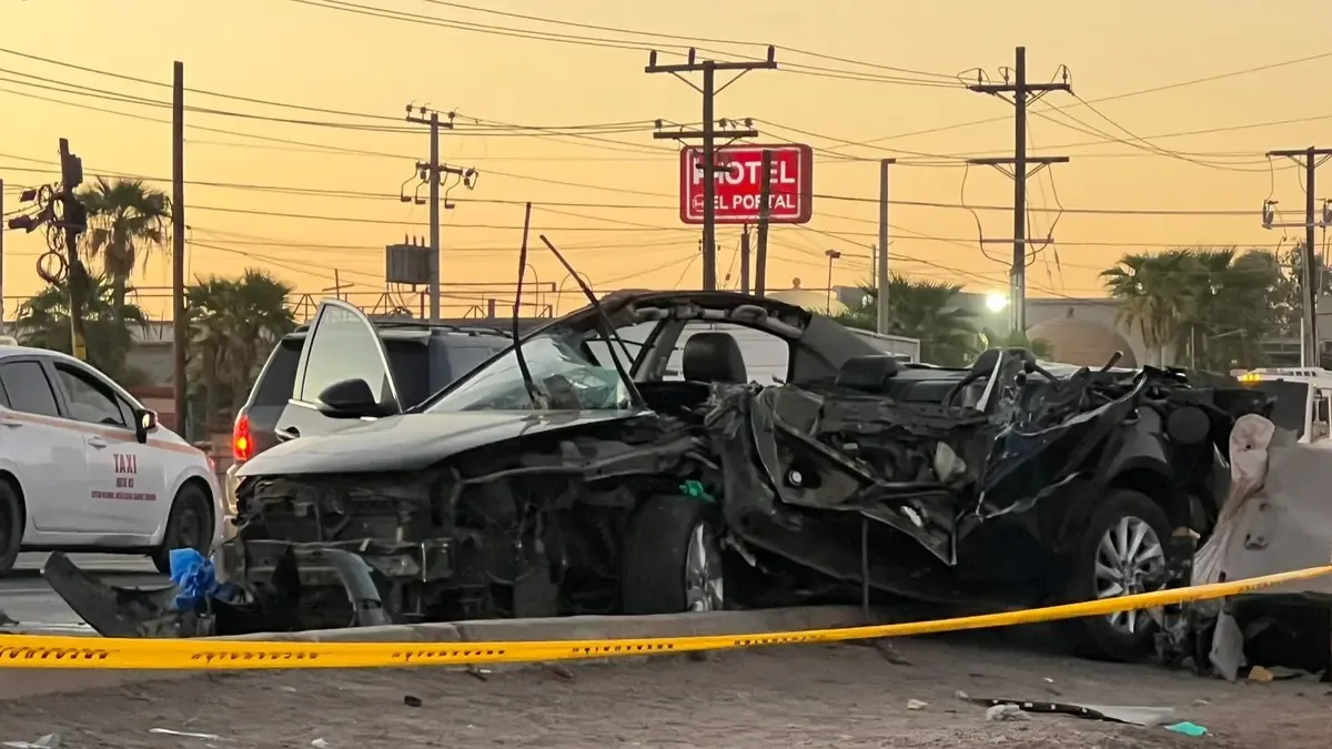 La víctima impactó su vehículo contra un tráiler detenido en un semáforo.