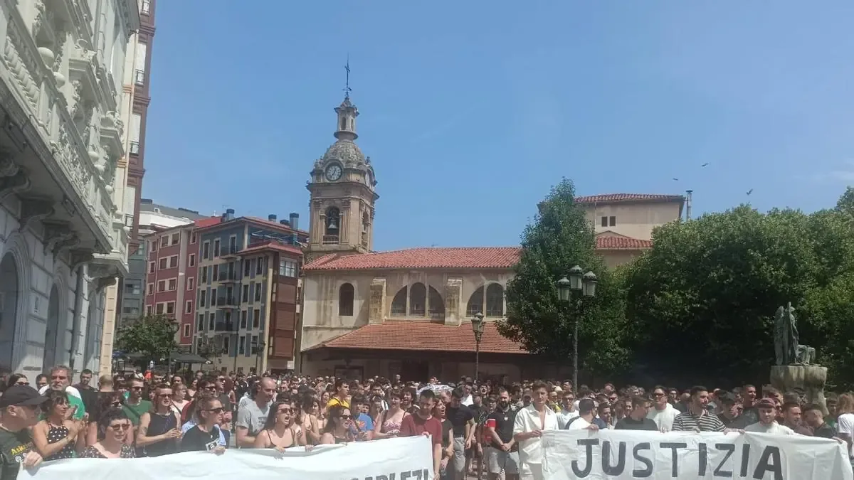 La muerte del joven provoca protestas masivas por parte de la comunidad, exigiendo justicia y señalando la violencia policial.