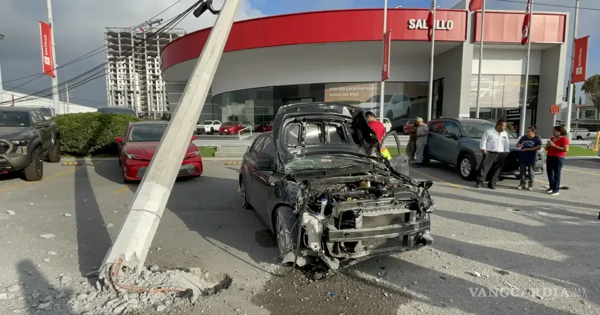 El accidente ocurrió en el bulevar Venustiano Carranza; el conductor fue atendido por paramédicos.