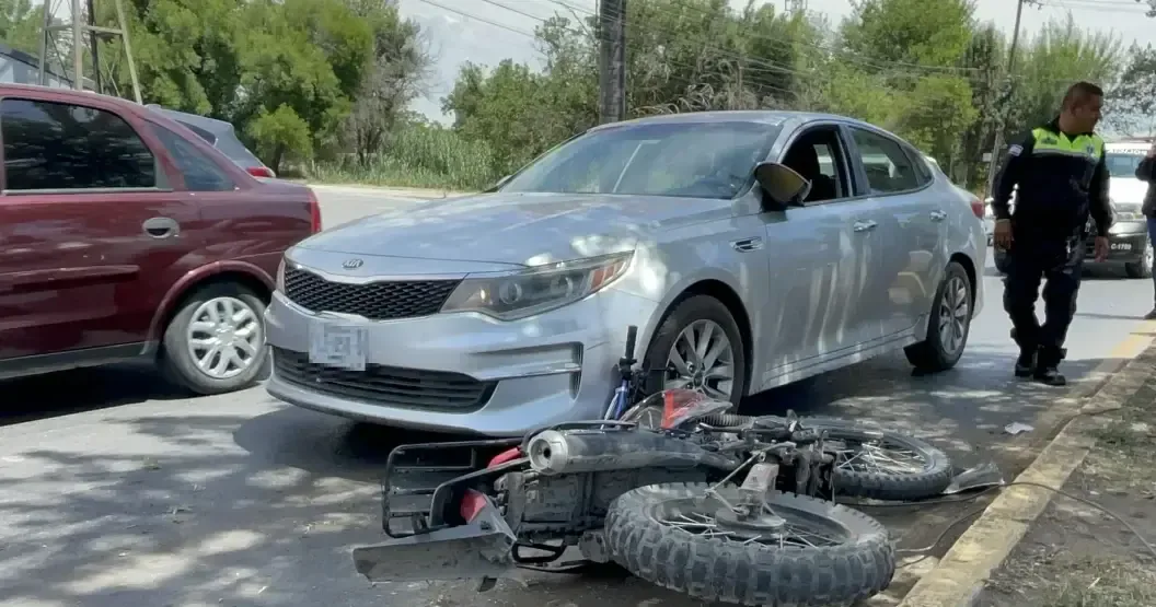 Un choque entre un automóvil y una moto deja una vida perdida en Saltillo, desatando investigaciones sobre el incidente.