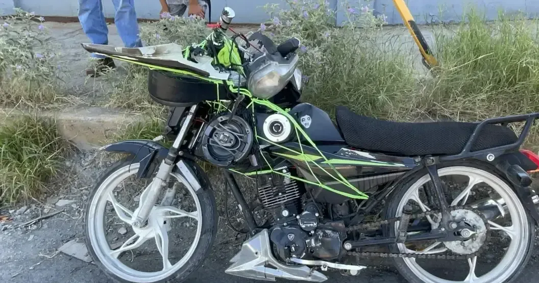 Un menor de 17 años fue trasladado a la Cruz Roja tras un accidente en un cruce semaforizado.