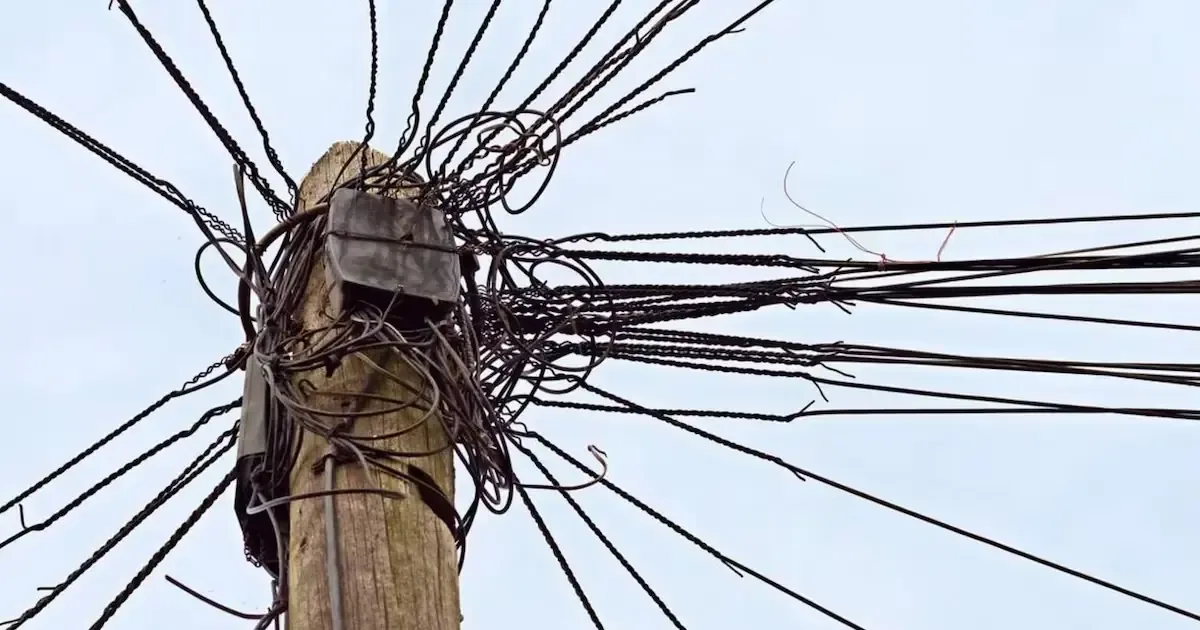 Las autoridades investigan la presencia de cables expuestos en la vía pública tras la tragedia.