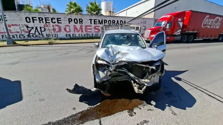Un accidente en Los Nogales deja a un joven con lesiones y tráfico obstruido.