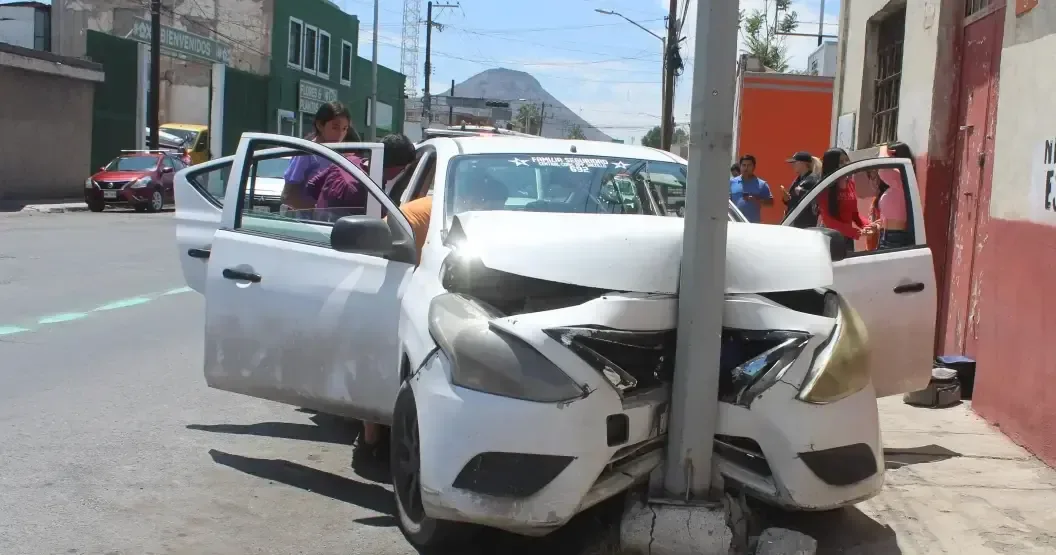 Accidente en Saltillo deja a conductor y pasajera sin lesiones graves.