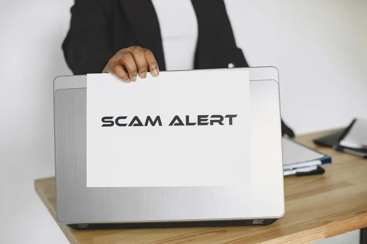 La propietaria busca alertar a otros comerciantes sobre el riesgo de extorsión.