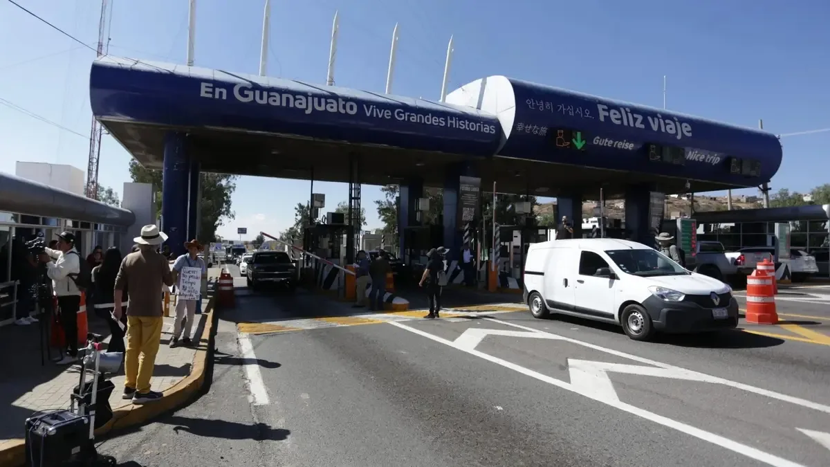 Juan Carlos Romero Hicks exige transparencia en la concesión de la autopista.