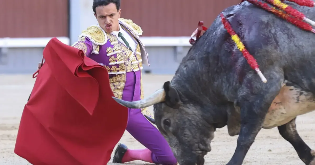El torero colombiano conmovió a la afición con un emotivo momento en la feria de San Isidro.