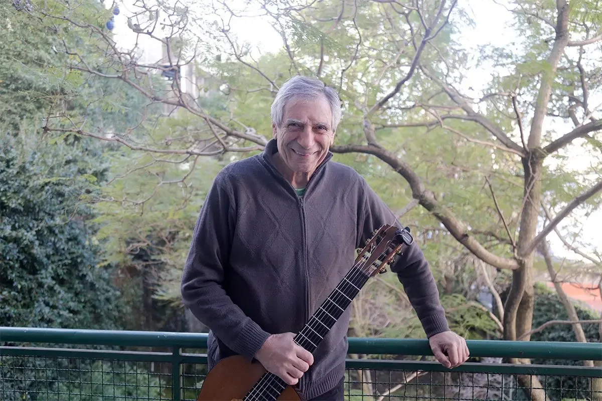 Juan Falú, reconocido guitarrista argentino, celebra seis décadas de influencia en la música popular.