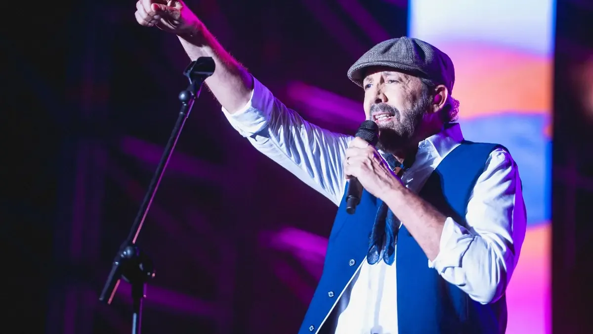 El artista dominicano ofrece un espectáculo inolvidable en Icónica Santalucía, lleno de energía y clásicos.