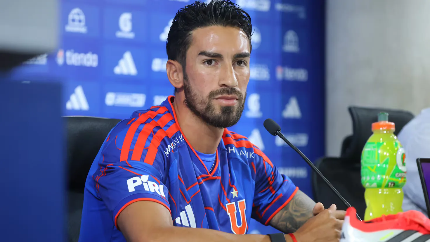 Juan Martín Lucero es presentado como nuevo jugador de la Universidad de Chile.