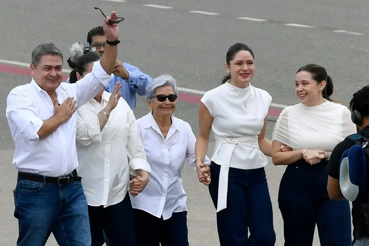 La llegada del expresidente genera reacciones y reabre el debate sobre la justicia en Honduras.