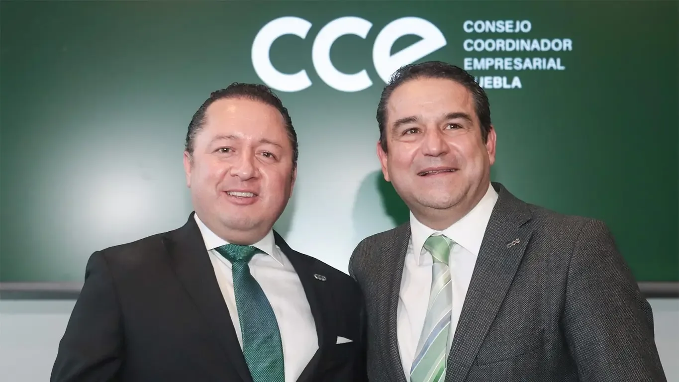 "Juan Pablo Cisneros, nuevo presidente del CCE de Puebla, durante su conferencia."