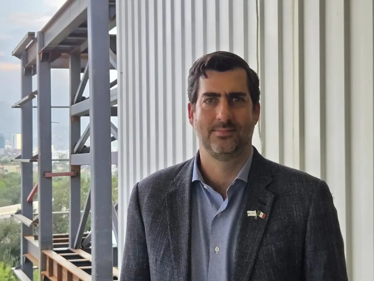 El rector del Tecnológico de Monterrey destaca la necesidad de adaptar currículos a la era de la inteligencia artificial.