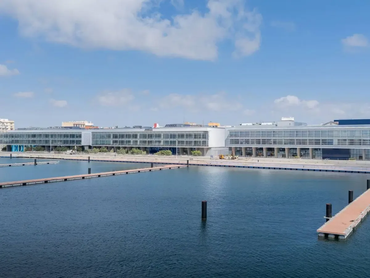 La nueva infraestructura busca fomentar el emprendimiento con espacios flexibles en Valencia.