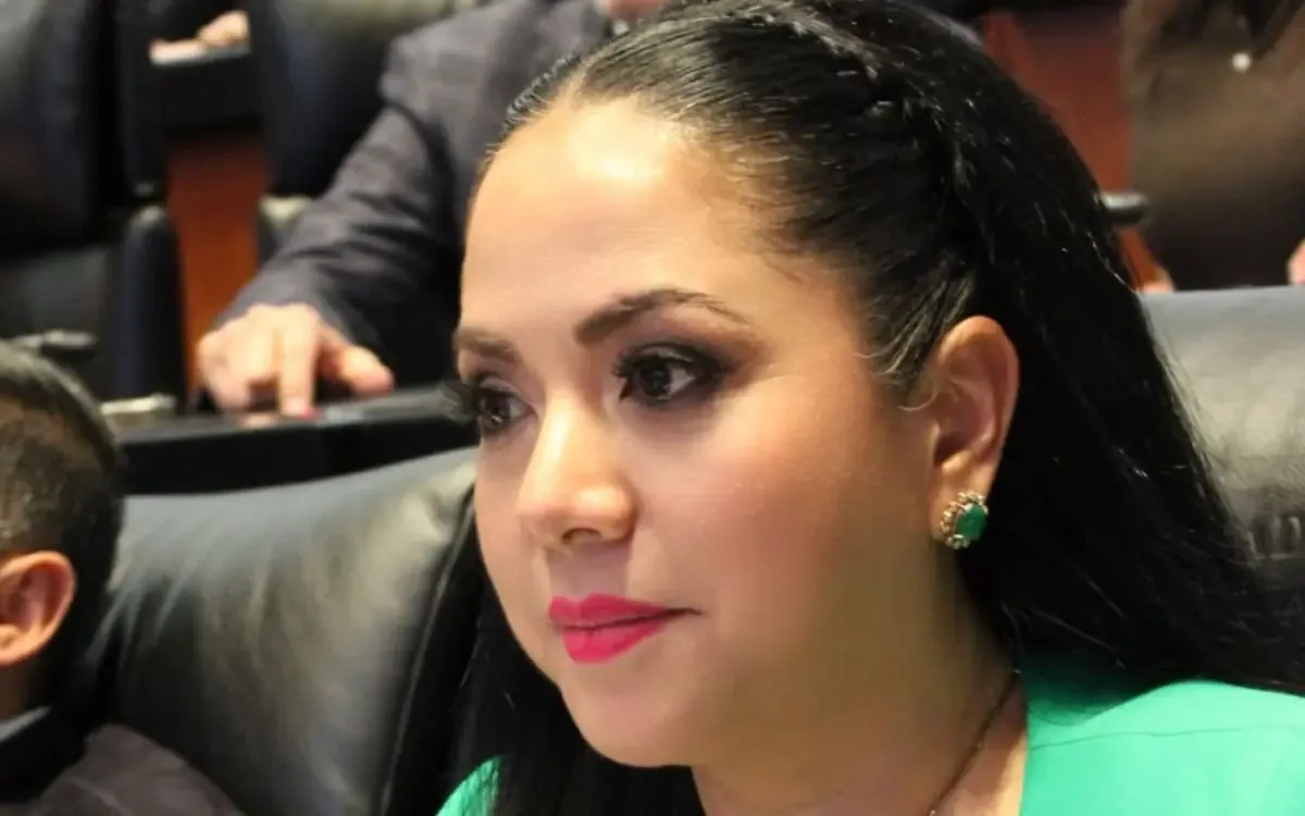 Juanita Guerra Mena critica a compañeras de Morena por falta de solidaridad después de ser captada en un salón del Senado.