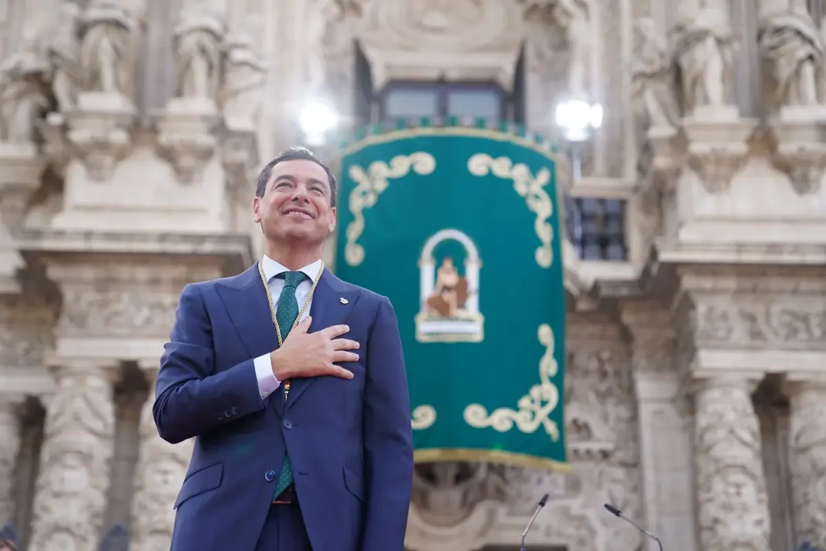 El líder del PP logra su tercera investidura gracias al apoyo de Vox.