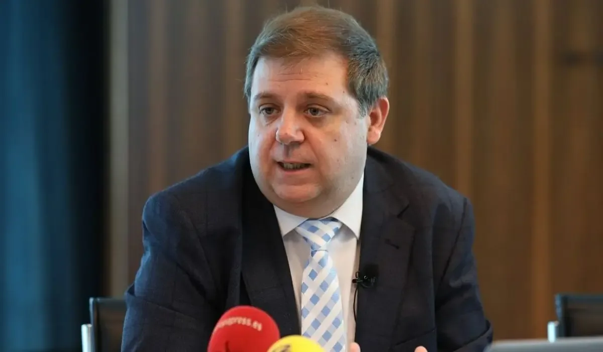 El exjefe de gabinete de Sánchez enfrenta imputaciones y revela su patrimonio millonario.
